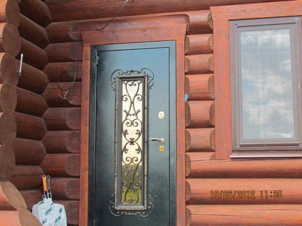 Железная дверь в деревянном доме. Входная дверь в бревенчатом доме. Металлическая дверь в бревенчатом доме. Дверь в срубе. Входные двери в доме из бревна.